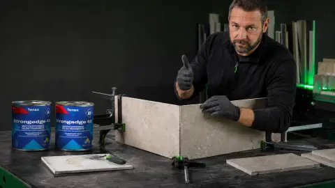 Майстер склеює кут керамограніту під 45 градусів епоксидним клеєм Tenax StrongEdge 45